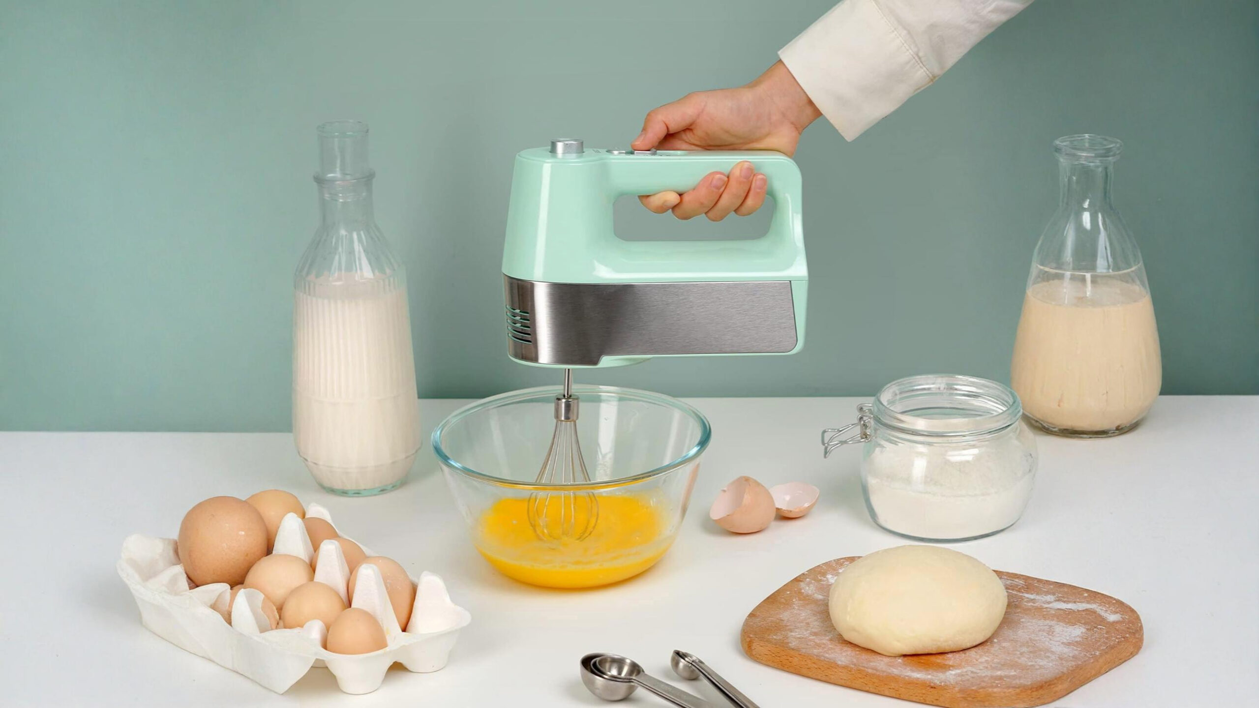 5 speed hand mixer with dough hook egg beater 1000ml storage case HM018 scaled - homemagics.com